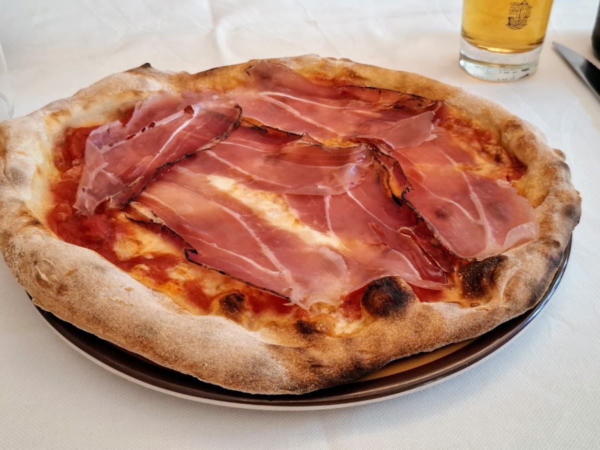 Prosciutto pizza